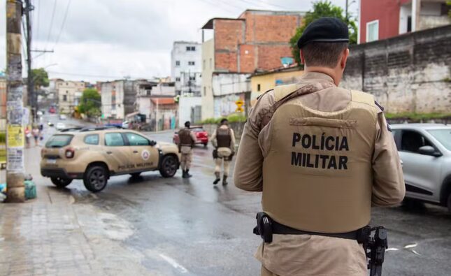 Três policiais militares são presos por roubo de celular de torcedor durante abordagem em Salvador