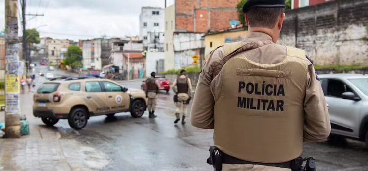 Três policiais militares são presos por roubo de celular de torcedor durante abordagem em Salvador