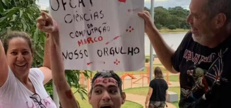 Jovem surdo e com paralisia passa em universidade federal e comemora