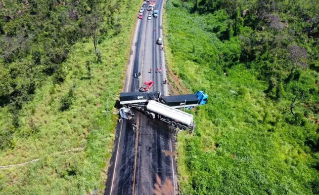 Batida entre carretas deixa um morto e 8 km de engarrafamento na BR-020; veículos ficaram atravessados na pista