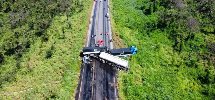 Batida entre carretas deixa um morto e 8 km de engarrafamento na BR-020; veículos ficaram atravessados na pista