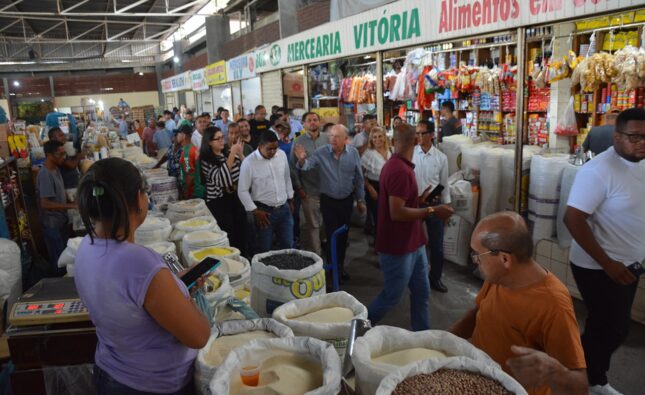 José Ronaldo autoriza três obras para revitalizar o Centro de Abastecimento