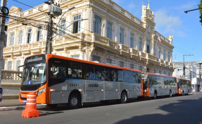 José Ronaldo entrega quatro ônibus com ar-condicionado para o bairro Aviário