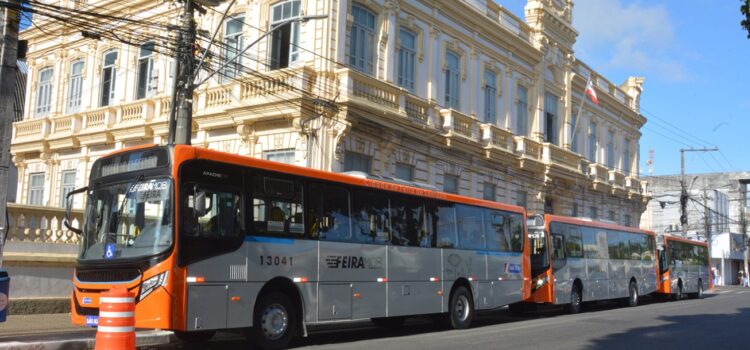 José Ronaldo entrega quatro ônibus com ar-condicionado para o bairro Aviário