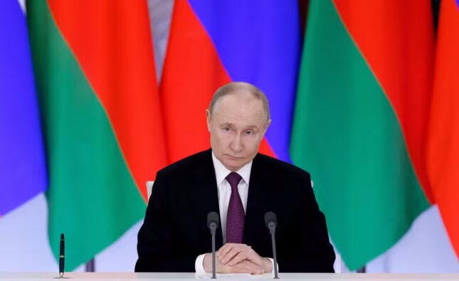 Putin diz concordar com cessar-fogo, mas quer discutir proposta com EUA; Trump afirma que discutiu cessão de territórios à Rússia com a Ucrânia