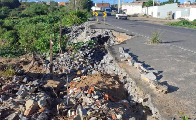 Moradores denunciam problemas em bairros de Feira de Santana: crateras e bocas de lobo entupidas