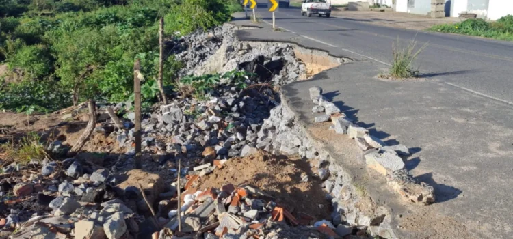 Moradores denunciam problemas em bairros de Feira de Santana: crateras e bocas de lobo entupidas