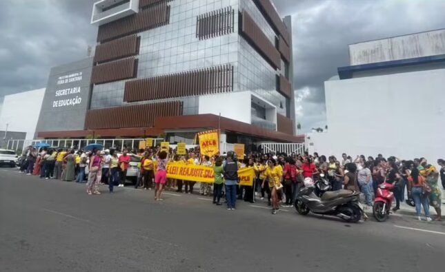 Professores de Feira de Santana paralisam atividades para cobrar pagamento do piso salarial