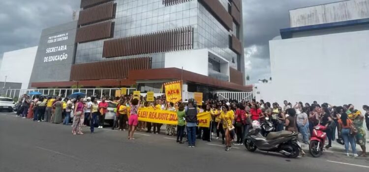 Professores de Feira de Santana paralisam atividades para cobrar pagamento do piso salarial