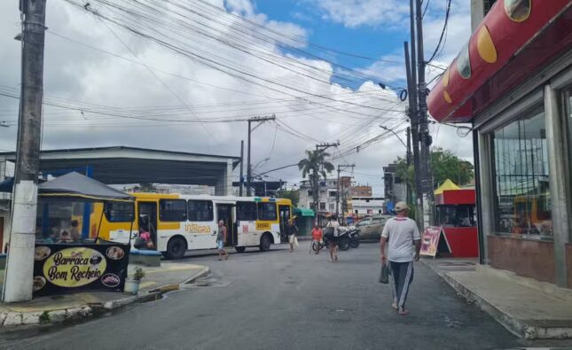 Ônibus voltam a circular em bairro quase três dias após operação policial com 12 mortes em Salvador